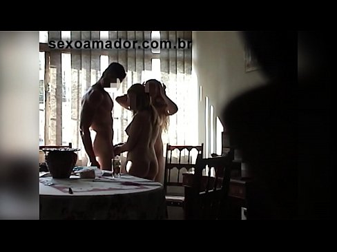 ❤️ Sexvänner bjuder in en gigantisk man och en trekant med honom ❤ Sexvideo at us ❌