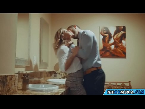 ❤️ När en bystig blondin förför dig på en offentlig toalett ❤ Sexvideo at us ❌